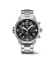 IWC Aquatimer Chronograph IW376804 con cassa in acciaio da 44 mm e quadrante nero con elementi luminescenti.